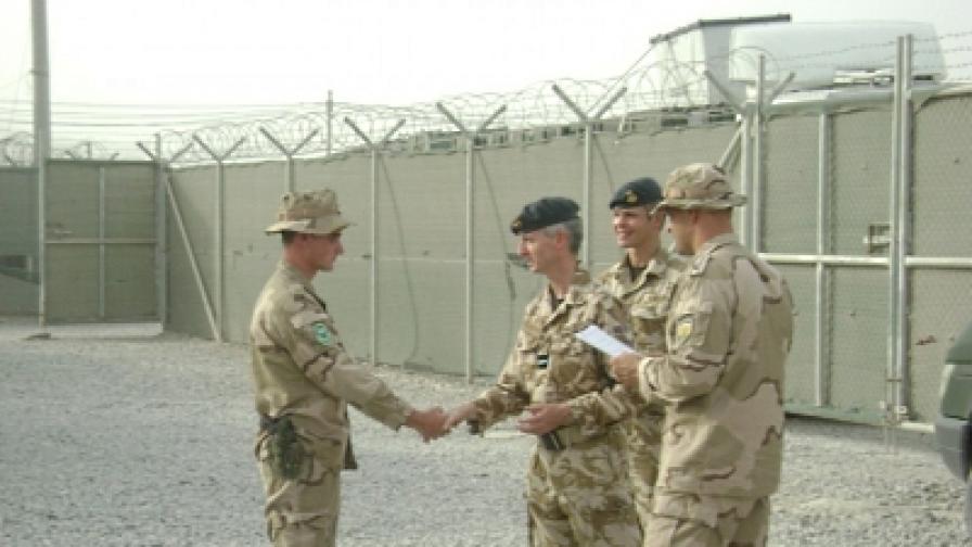 Американски бригаден генерал награждава български военнослужещи в Кандахар. (снимка от август 2010 г.)