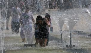 През последните горещи дни пред НДК имаше достатъчно вода за разхладяване