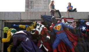 След като беше оцветен Паметникът на Съветската армия се превърна в атракция за хората в столицата. Малки и големи се надпреварваха да се снимат пред монумента