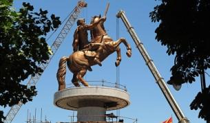 Бронзовата статуя в центъра на Скопие е висока 22 метра заедно с постамента