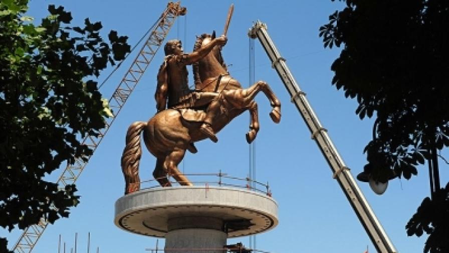 Бронзовата статуя в центъра на Скопие е висока 22 метра заедно с постамента