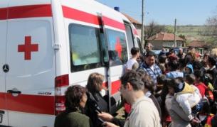 В края на април ромски майки от Русе ваксинират децата си в мобилен пункт в рамките на националната среща "Инициатива за здраве и имунопрофилактика"