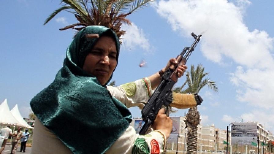 Либия разкри поредното си оръжие срещу НАТО - жени с автомати