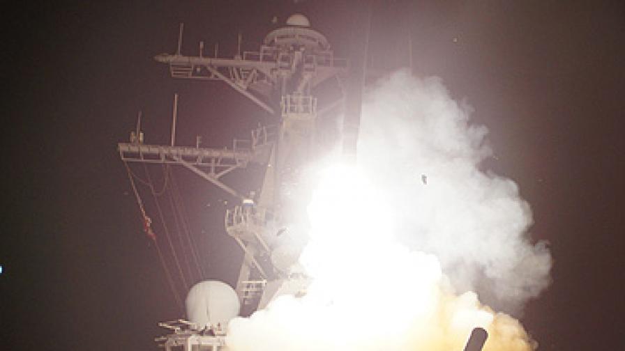 Американският разрушител "Скаут" изстрелва ракета "Томахоук"