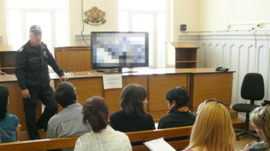 Медийната зала в Окръжния съд в Щумен, откъдето журналистите следят хора на процеса срещу "Килърите"