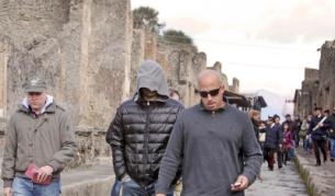 Охранители пазят от фенове и папараци звездата от Холивуд Леонардо ди Каприо, който е скрил лицето си с качулка при опит да разгледа археологически е забележителности на Помпей в Италия. Снимка от февруари 2010 г.