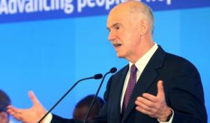 Гръцкият премиер и президент на Социалистическия Интернационал Георгиос Папандреу открива сесия на Интернационала на 1 юли т.г. в Атина