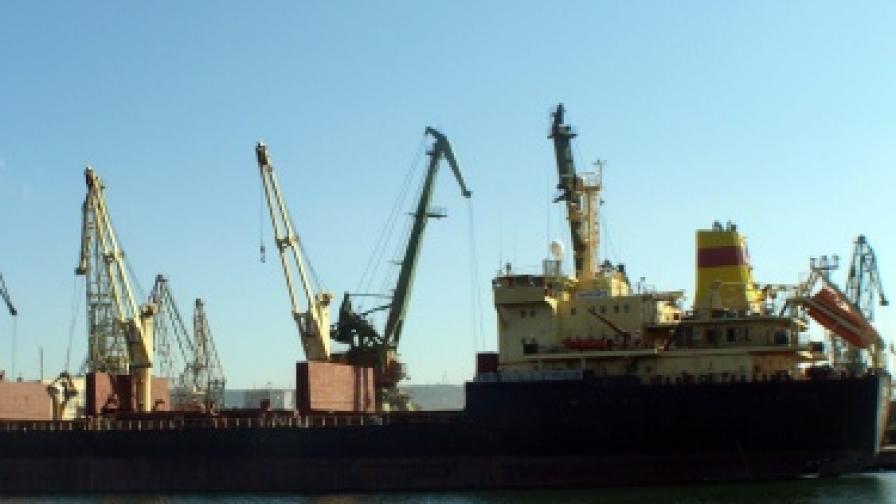 Кораб почти се преобърна на пристанището във Варна