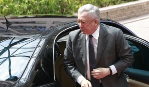 Италианският финансов министър Джулио Тремонти пристига за среща с колегите си от еврозоната в Брюксел. В това време се срина водещият индекс на Миланската фондова борса