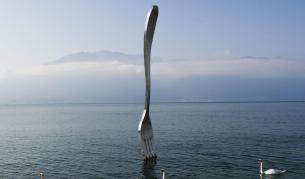 Арт инсталацията "Огромната вилица" в Женевското езеро