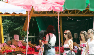 Търговци и клиенти на бой с инспектори на НАП