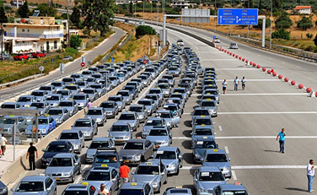 Стачката на таксиметровите шофьори в Гърция стана безсрочна
