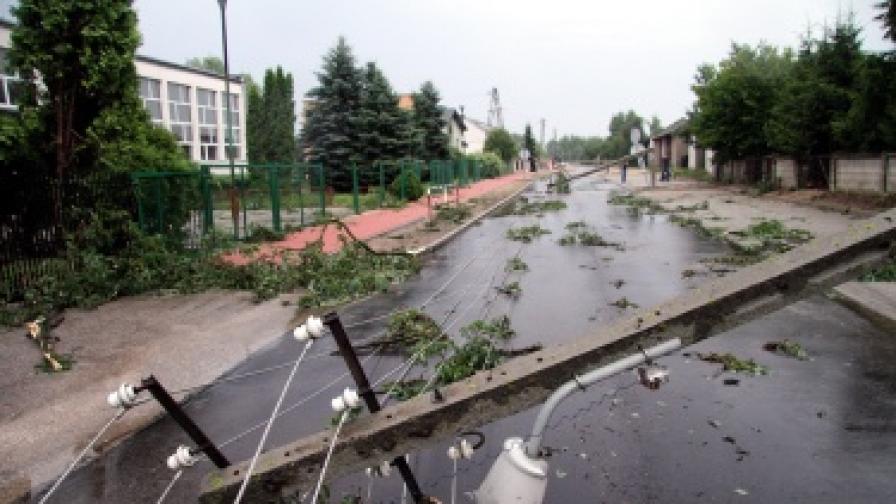 Жена загина при буря в Полша