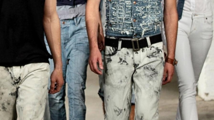 "Версаче" се отказа от "изтърканите" джинси 