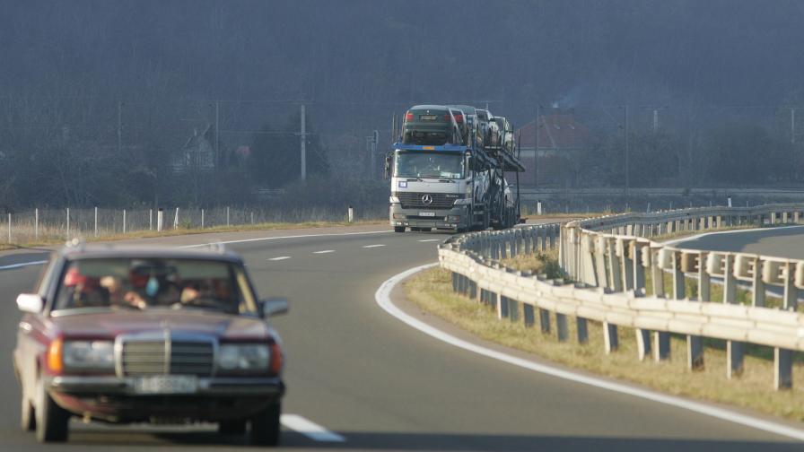 Българин увисна с камион над река в Сърбия