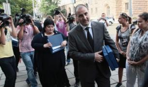 ГЕРБ успя да постигне целта си и стана първата партия, която се регистрира в ЦИК за местния вот. Председателят на Националния предизборен щаб на ГЕРБ Цветан Цветанов и Искра Фидосова подадоха на документи за регистрация