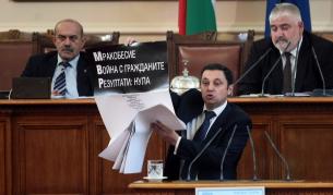 Лидерът на РЗС Яне Янев по време на дебатите по третия вот на недоверие към правителството на Бойко Борисов