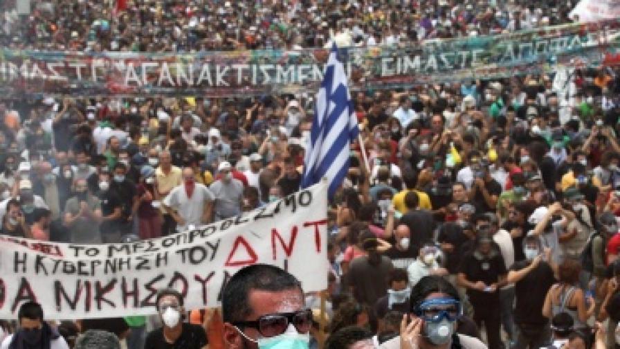Протестите срещу бюджетните съкращения в Гърция