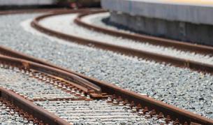 Младеж изхвърли девойка от влака, за да й вземе телефона