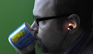 Да чуваш въртенето на очните си ябълки