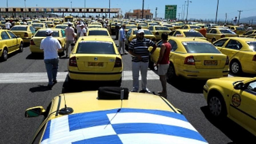 Такситата в Гърция отново ще работят... още месец