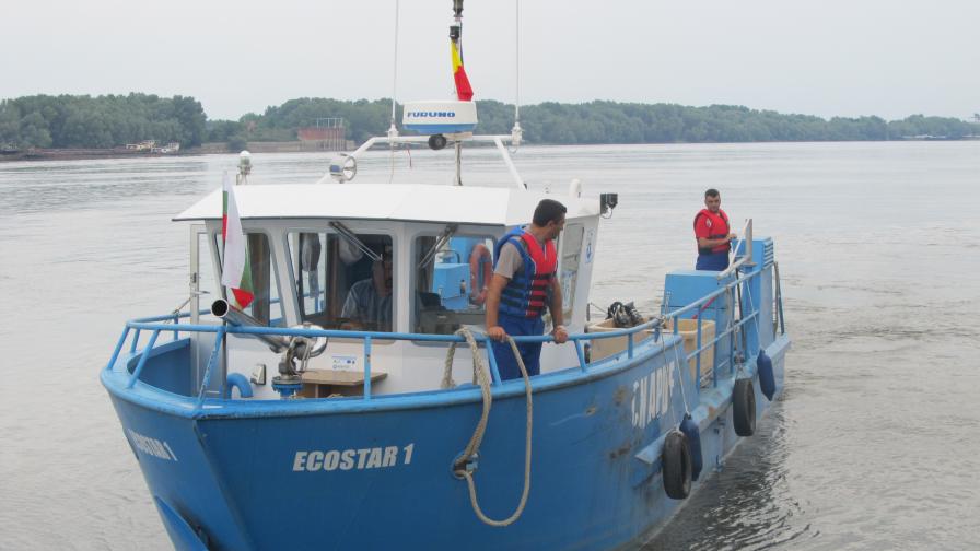 Корабче събира мръсотията от Дунав
