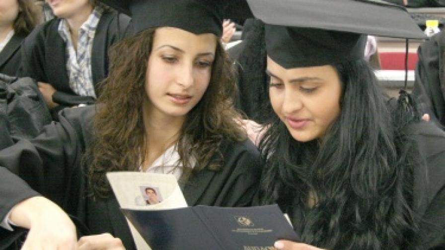 Бакалаври от Европейския колеж по икономика и управление в Пловдив получават дипломите си