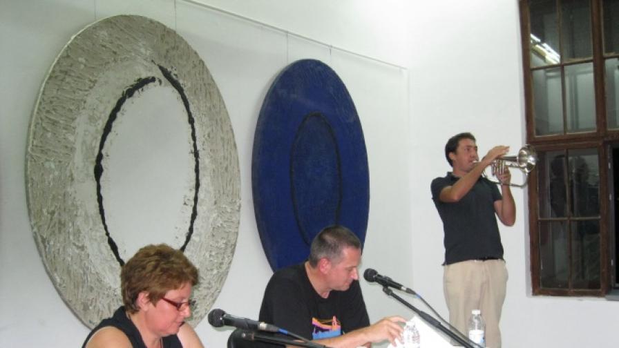 Силвия Чолева, Георги Господинов и тромпетистът Михаил Йосифов представят "Физика на тъгата" на "Аполония 2011" в Созопол