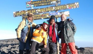 Аврора на връх Ухуру заедно с баща си и местните водачи