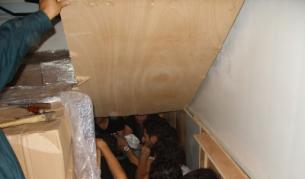 Тайникът, скрит зад кашони с хлебчета за дюнери