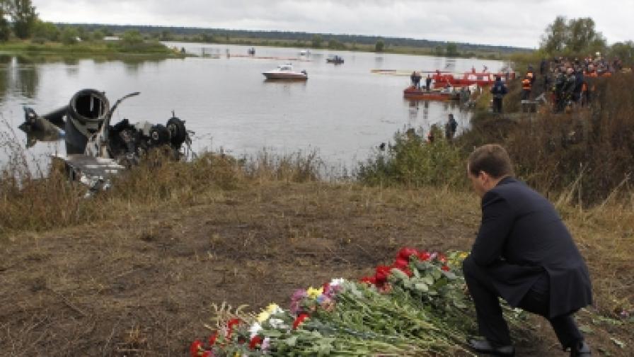 Президентът Медведев поднася цветя при останки от катастрофиралия самолет. Загинаха 43-ма от 45-те души на борда