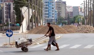 Сръбски националисти изсипаха чакъл, за да попречат на двиението между северната и южната част на Косовска Митровица