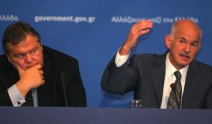 Гръцкият премиер Георгиос Папандреу (вдясно) и финансовият министър Евангелос Венизелос