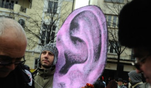 "Сега": Продължава масовото следене телефони и интернет