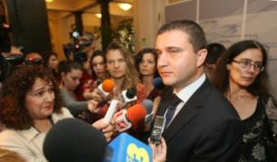 Зам.- министърът на финансите Владислав Горановпредставя пред репортери промените в Закона за митниците, приети на първо четене.