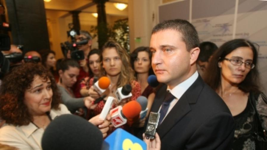 Зам.- министърът на финансите Владислав Горановпредставя пред репортери промените в Закона за митниците, приети на първо четене.