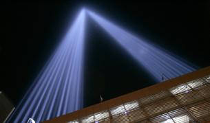 "Помен в светлина" - проект, който прожектира силуетите на кулите от светлина за петата годишнина от атентатите