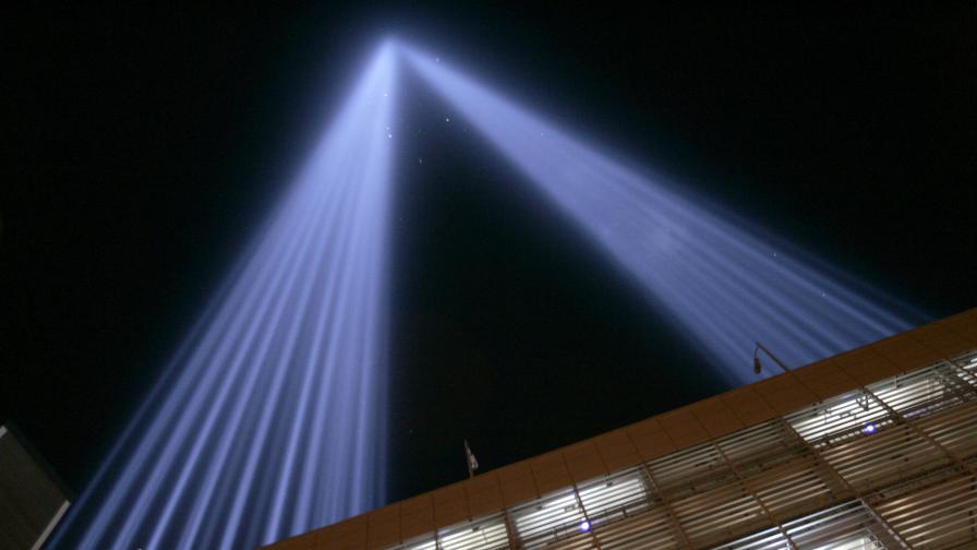 "Помен в светлина" - проект, който прожектира силуетите на кулите от светлина за петата годишнина от атентатите