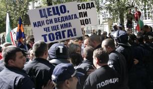 Сблъсъци със скандиращи "Цецо вън" пред МВР