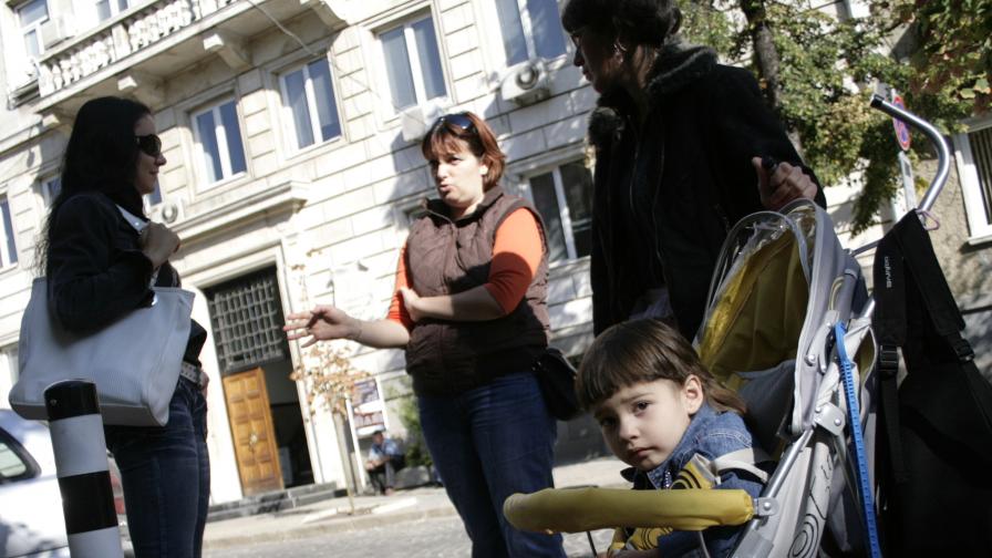 Само няколко души на протеста на майките