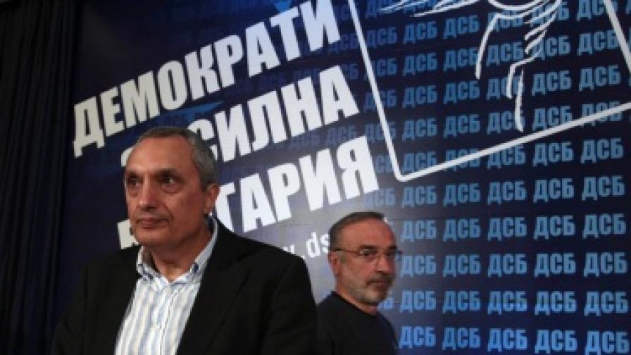 Костов: ГЕРБ рекетира ромски босове заради изборите