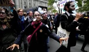 Участниците в демонстрациите във финансовия квартал на Ню Йорк се дегизираха като корпоративни зомбита