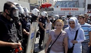 Турската полиция за борба с безредиците пази по време на неразрешен протест на кюрди в Истанбул на 18 септември