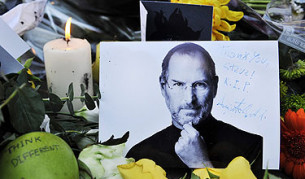 След новината за смъртта на Джобс хиляди хора оставиха цветя, послания и ябълки пред магазините на "Епъл" в цял свят