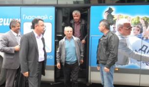 Ахмед Доган обикаля Кърджалийско с облепен афиши автобус