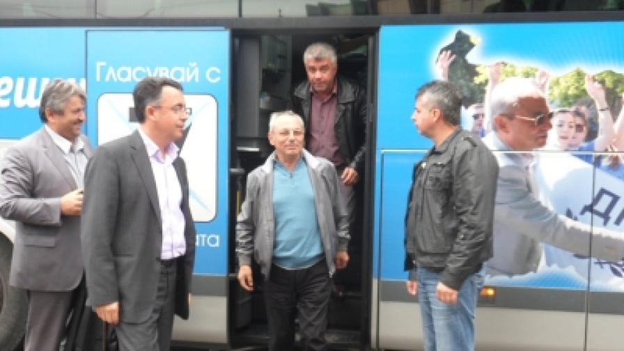 Ахмед Доган обикаля Кърджалийско с облепен афиши автобус
