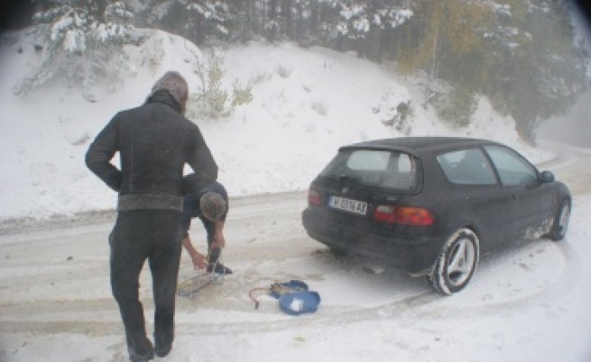 Закъсали автомобили заради лошото време в Бургаско