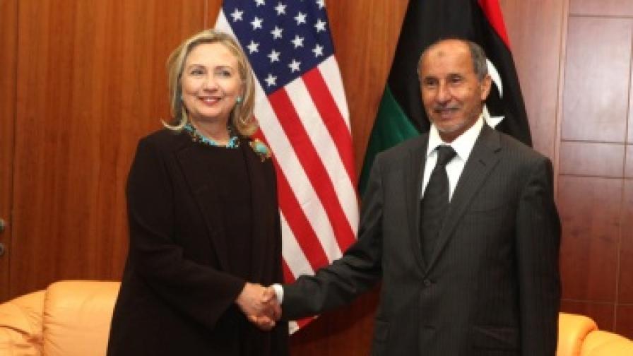 Клинтън: Смърт или бърз арест за Кадафи