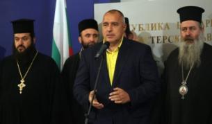 Премиерът Бойко Борисов, министърът на земеделието и храните Мирослав Найденов и изпълнителният директор на Държавен фонд "Земеделие" Румен Порожанов връчиха наскоро първите договори по проекти за реставрация на църкви
