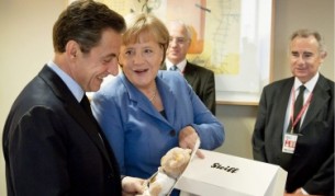 Меркел подари на новородената дъщеря на Саркози плюшено мече